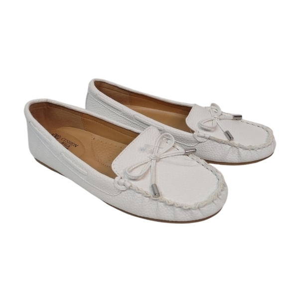 Cushion Walk by Avon Women's White Slip-On Loafers Size 6 NWOT - Picture 1 of 9